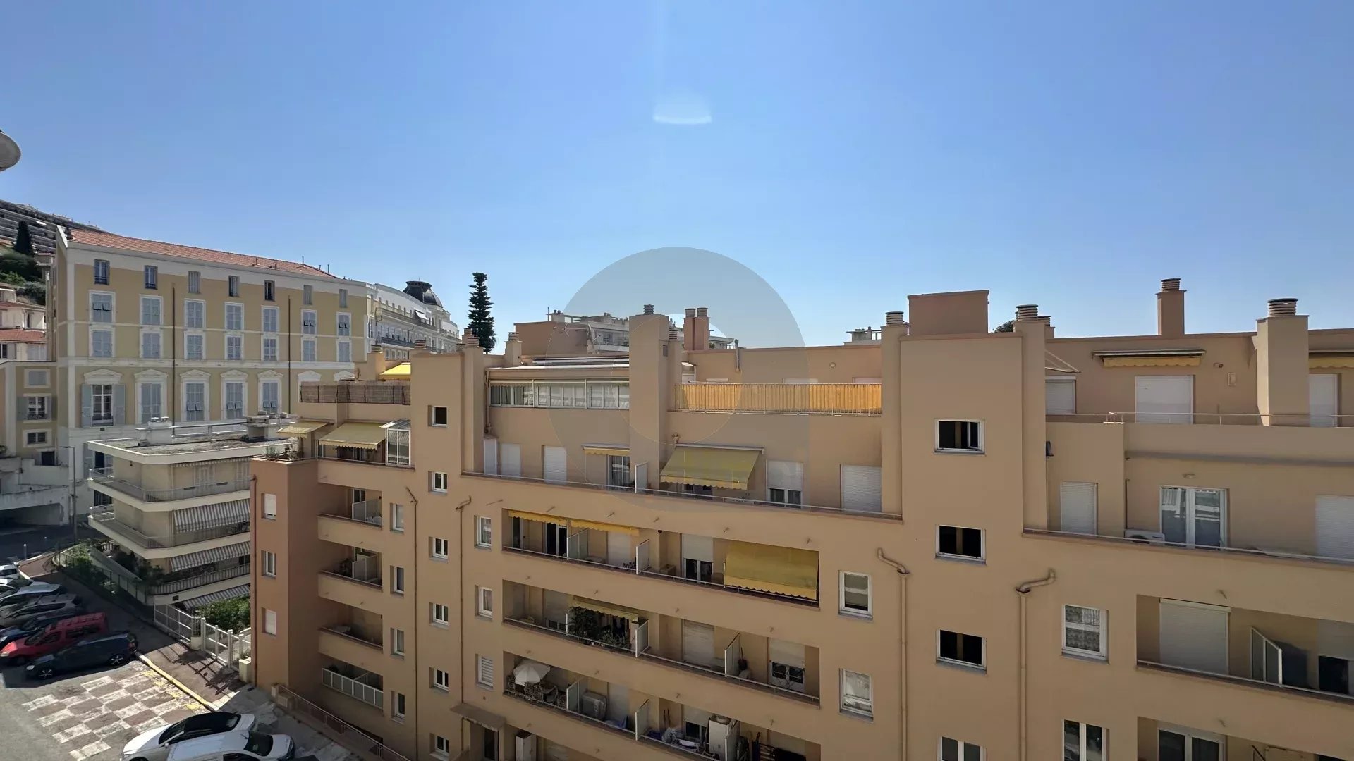 MENTON GARE ROUTIERE: SPACIEUX DEUX PIECES ETAGE ELEVE + CAVE