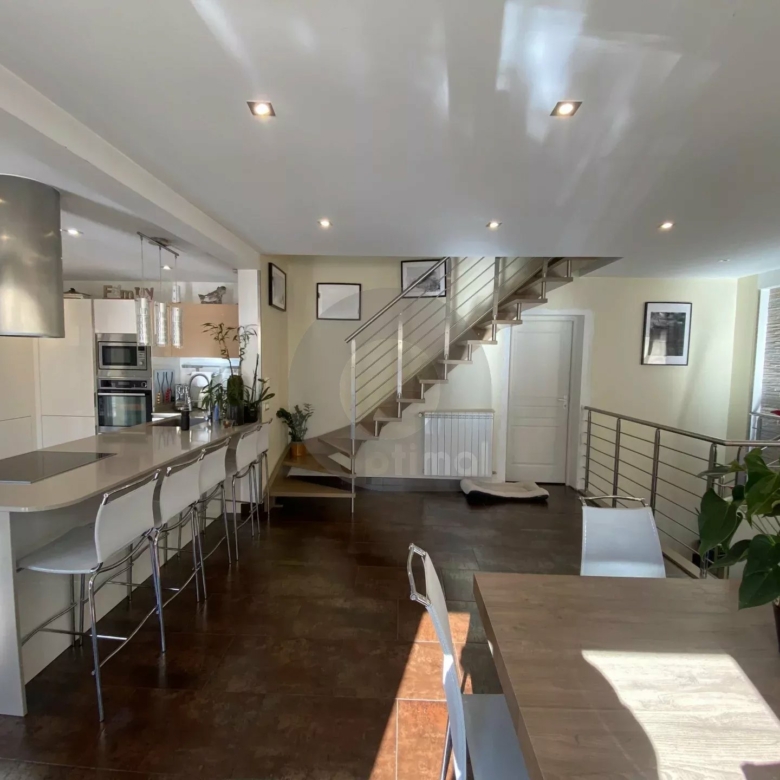 A VENDRE – BELLE MAISON AU CALME CADRE VERDOYANT