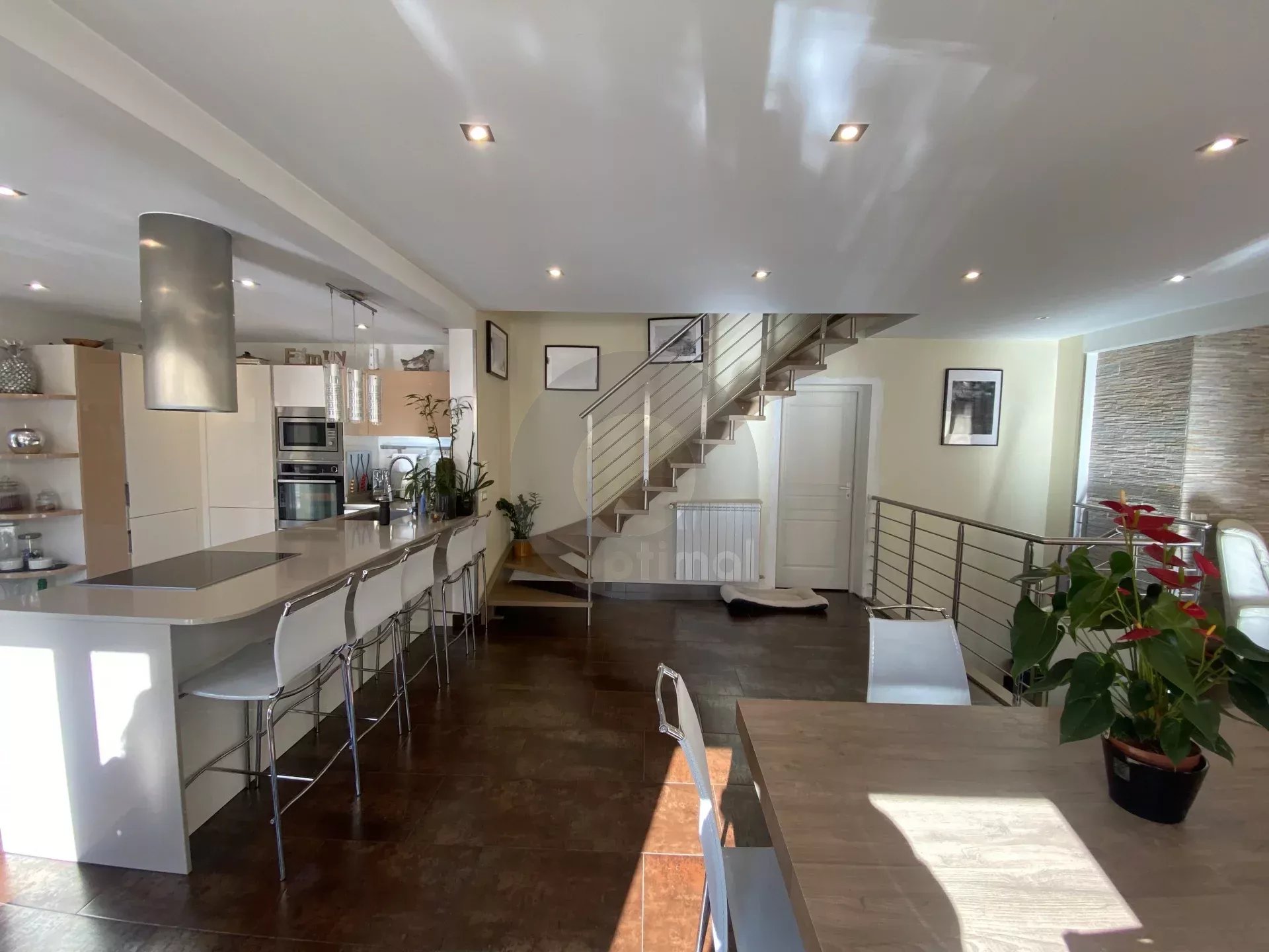A VENDRE – BELLE MAISON AU CALME CADRE VERDOYANT