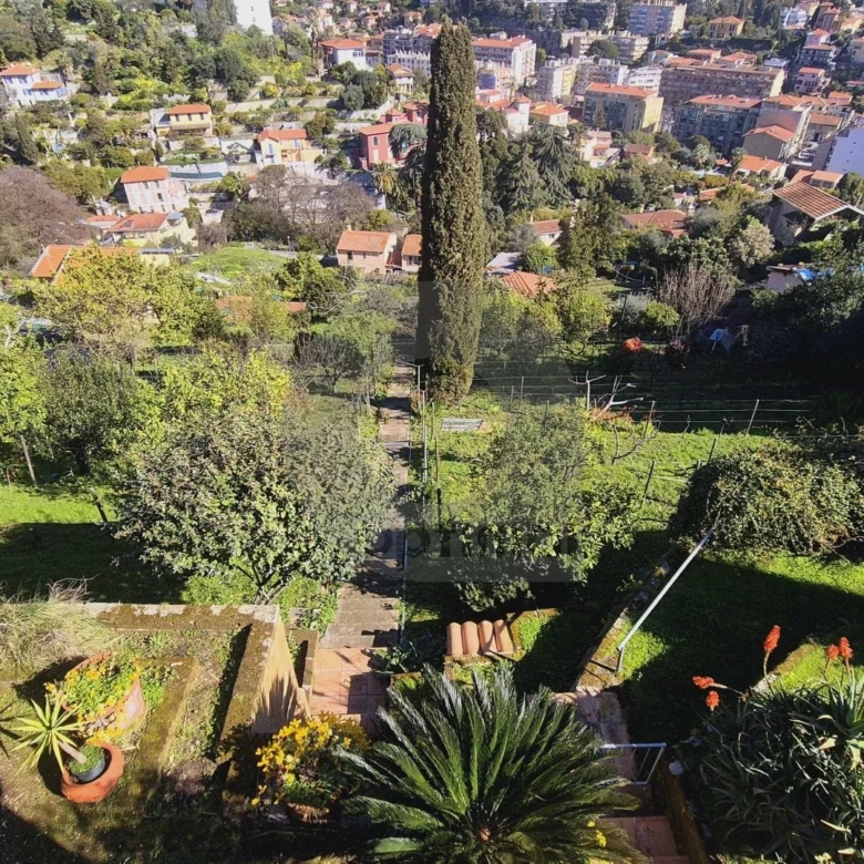 Élégante Villa avec Vue Panoramique – Menton, Quartier Résidentiel