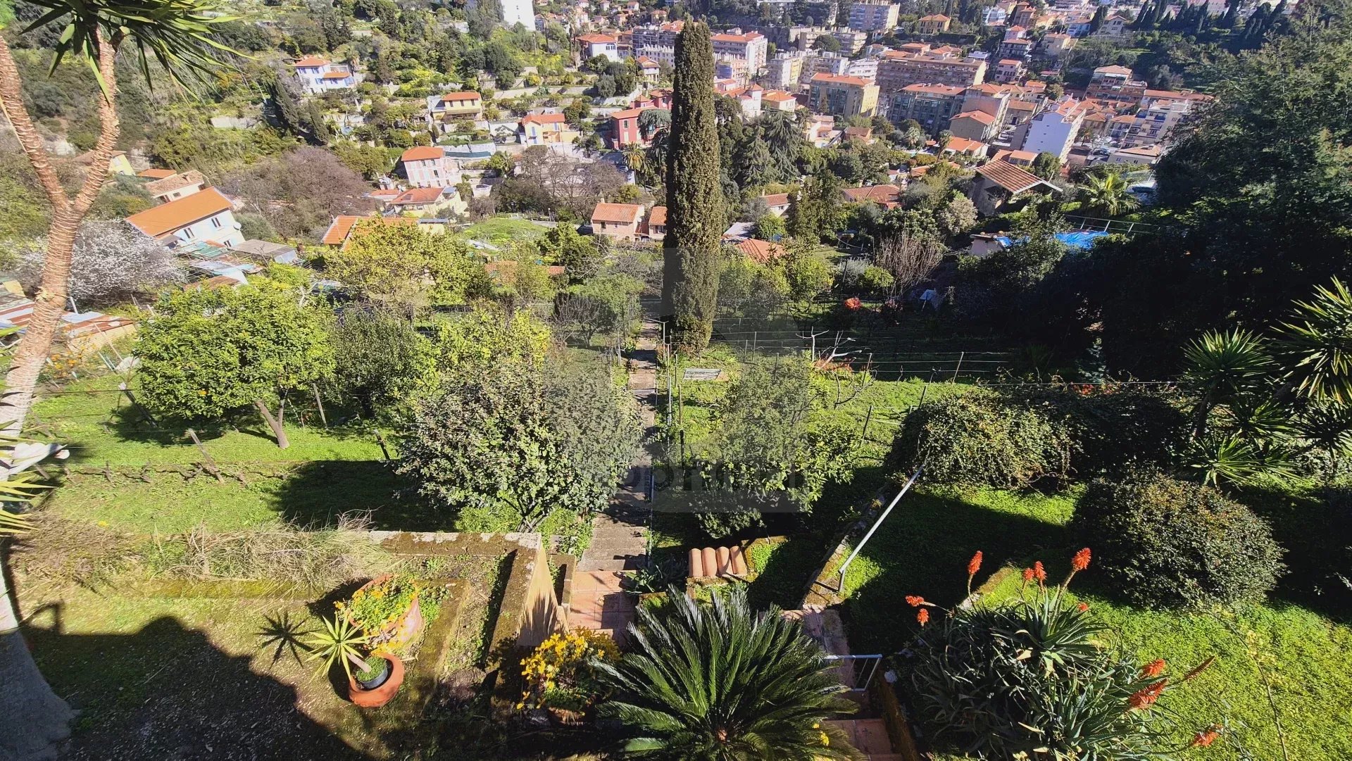 Élégante Villa avec Vue Panoramique – Menton, Quartier Résidentiel