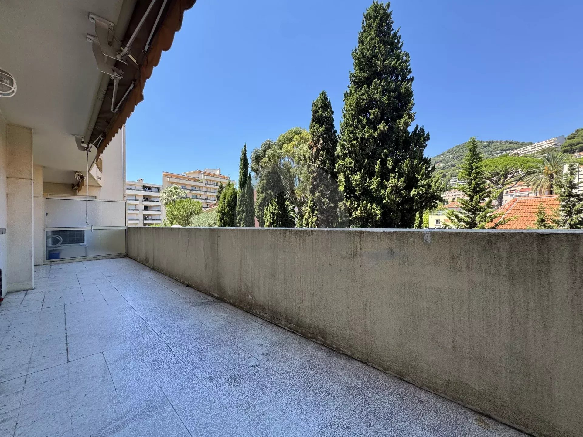 ROQUEBRUNE 2 PIÈCES GRANDE TERRASSE CENTRE VILLE