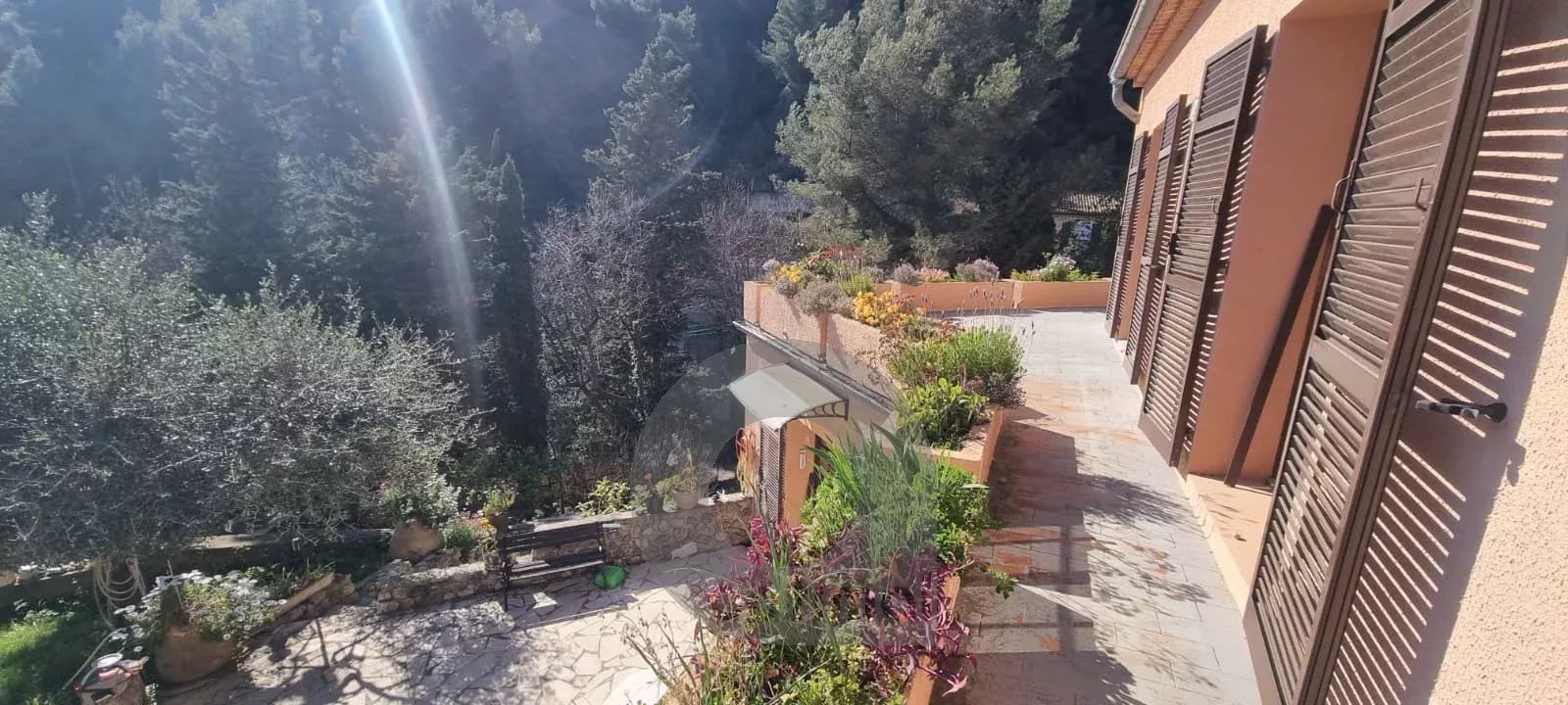 Propriété CASTELLAR villa 188 m² bassin terrain vue mer