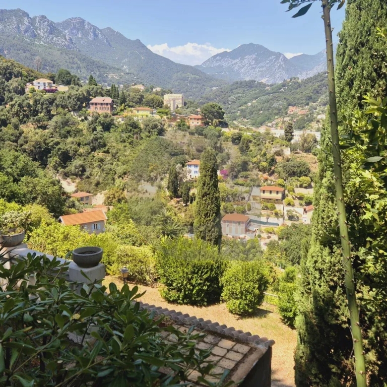 Élégante Villa avec Vue Panoramique – Menton, Quartier Résidentiel