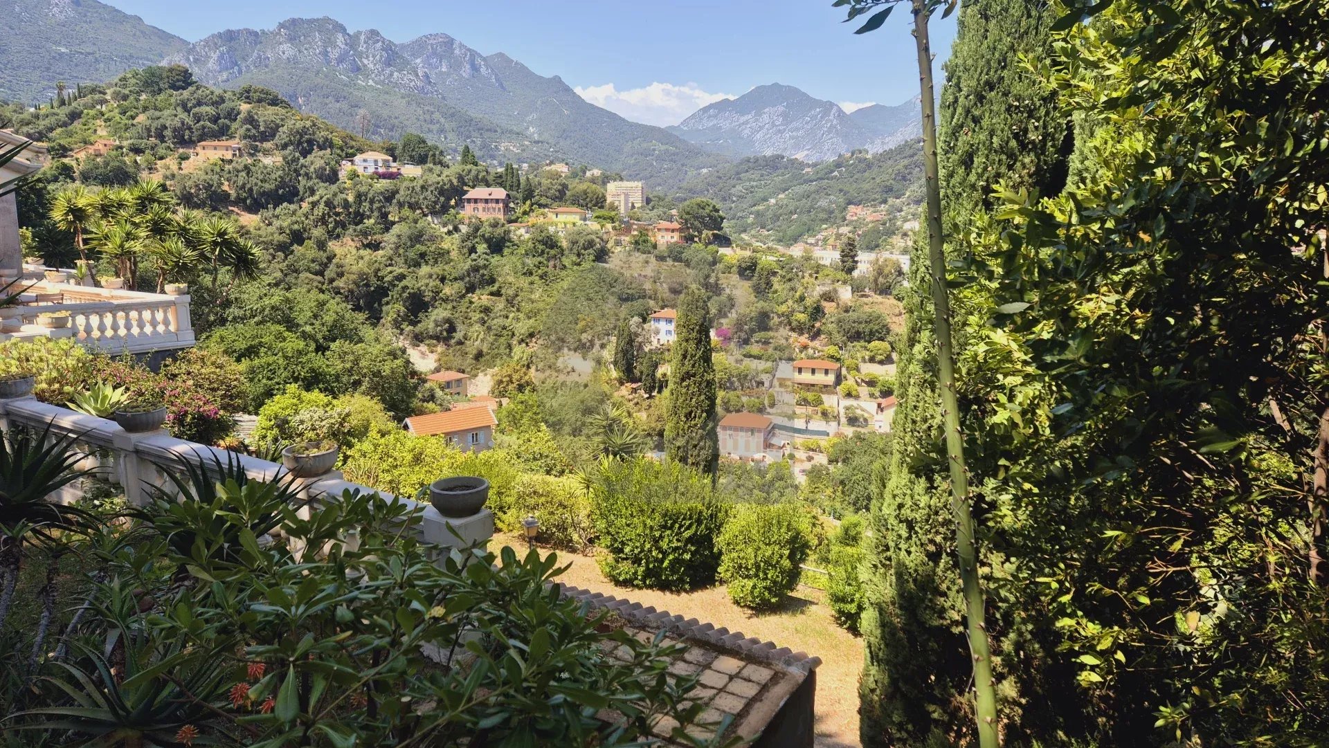 Élégante Villa avec Vue Panoramique – Menton, Quartier Résidentiel