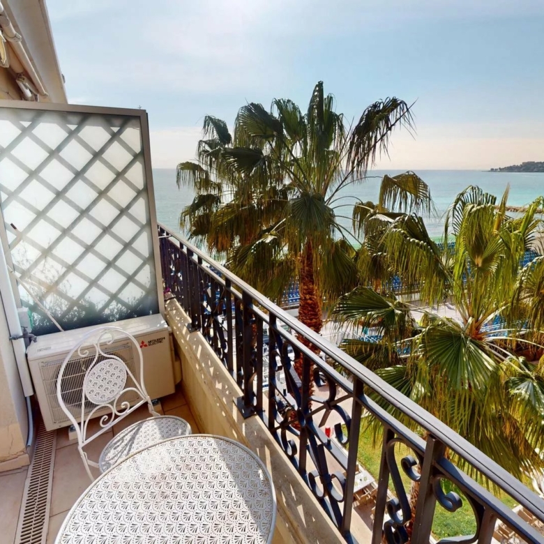 Magnifique studio avec balcon vue mer et garage plein centre de Menton