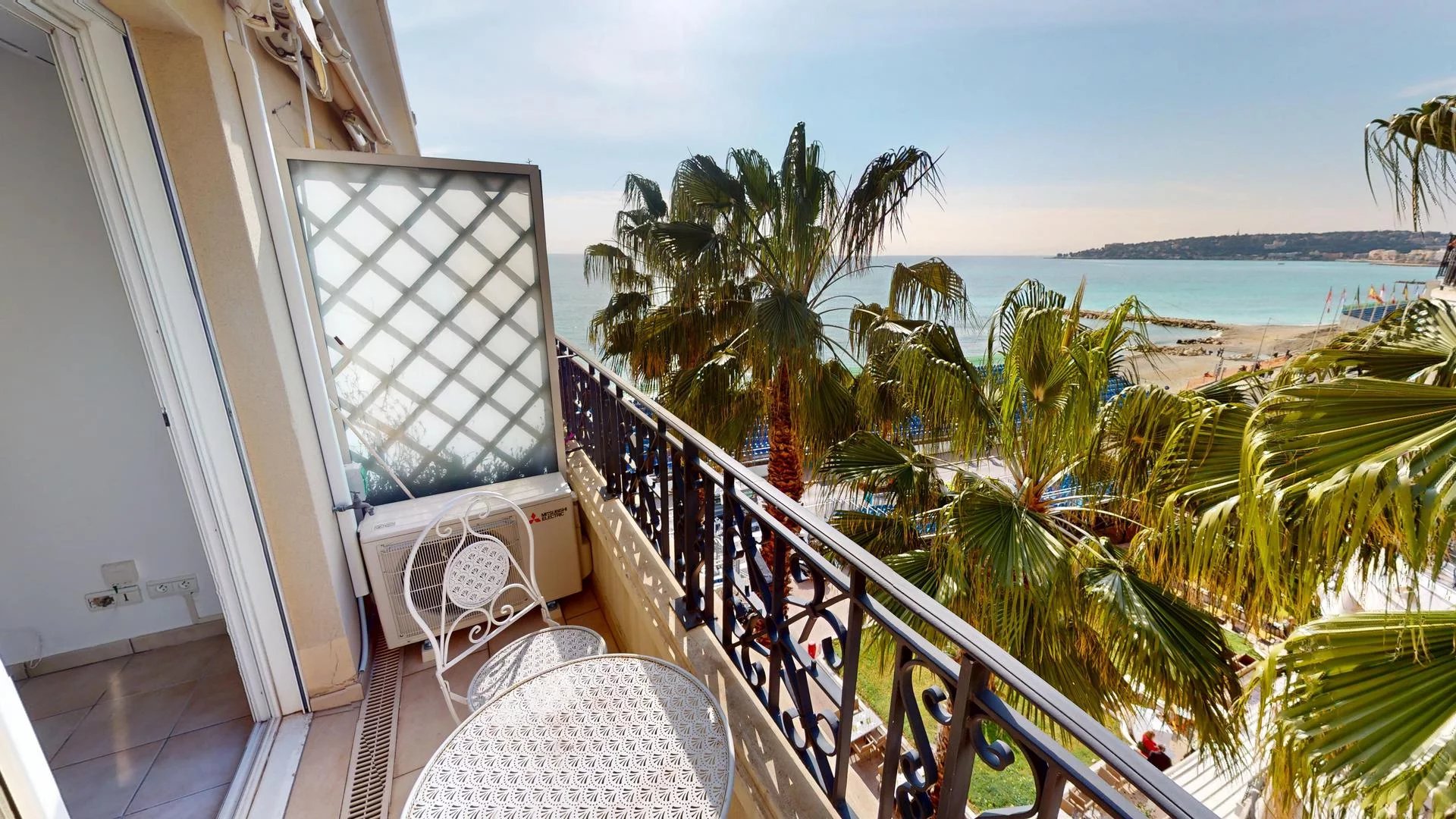 Magnifique studio avec balcon vue mer et garage plein centre de Menton