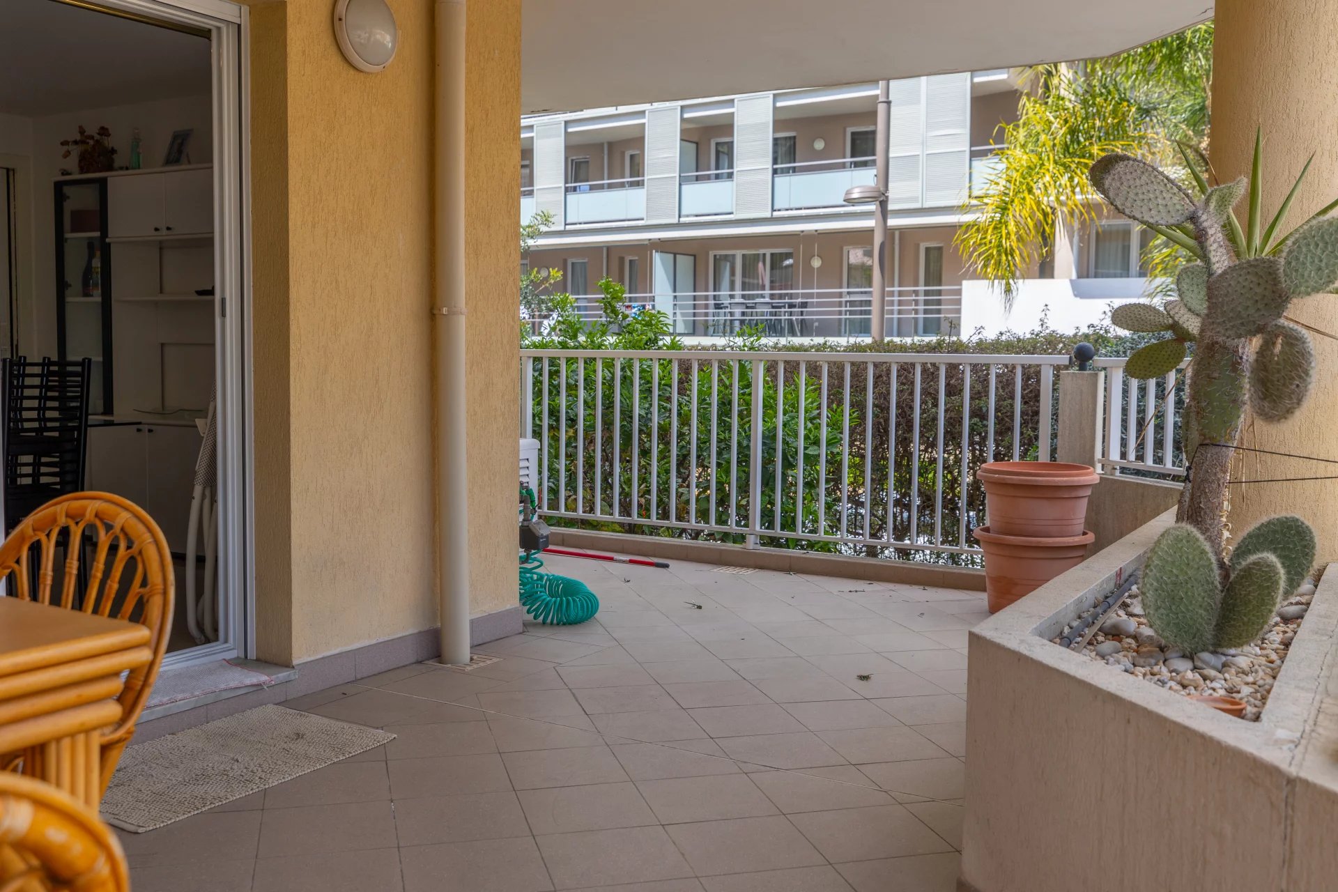ROQUEBRUNE CAP-MARTIN – APPARTEMENT TROIS PIECES AVEC GRANDE TERRASSE, DEPENDANCE, CAVE ET PARKING