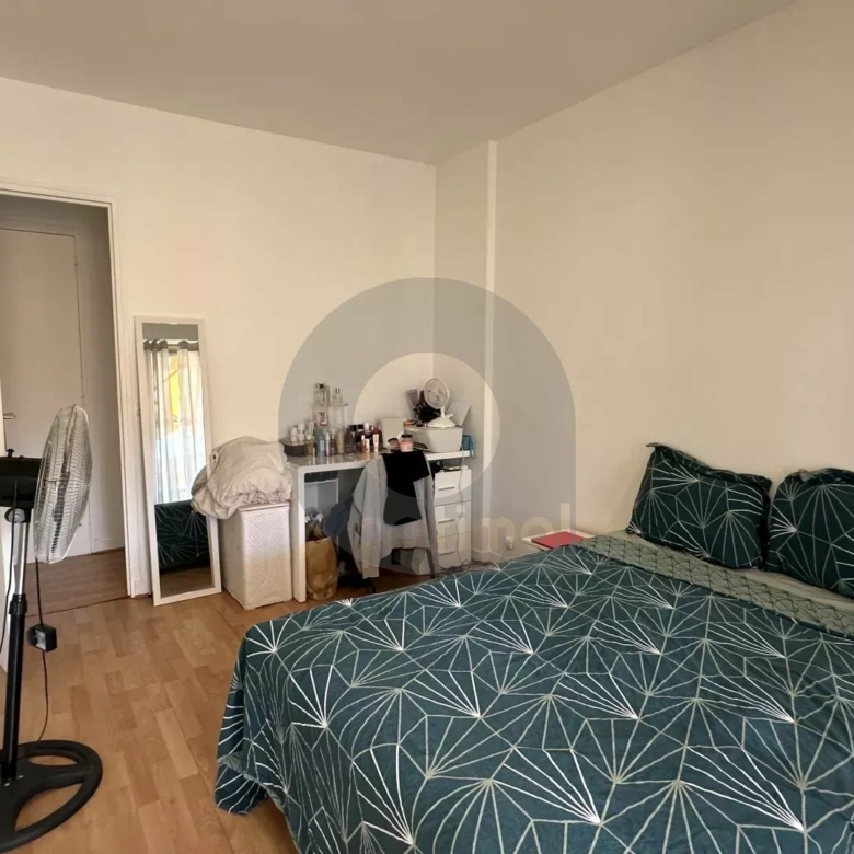 MENTON GARE ROUTIERE: SPACIEUX DEUX PIECES ETAGE ELEVE + CAVE