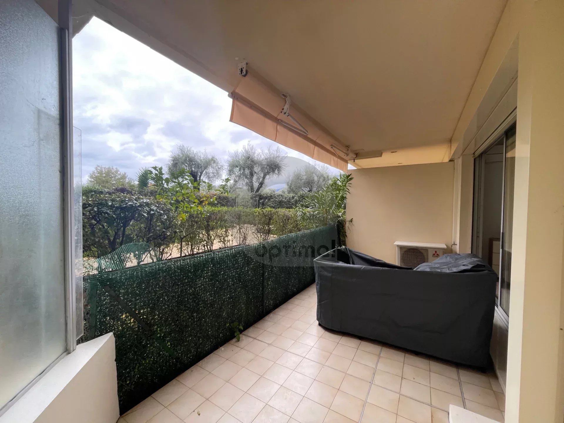RCM PLATEAU DU CAP : A LOUER STUDIO MEUBLE – TERRASSE – GARAGE – CAVE