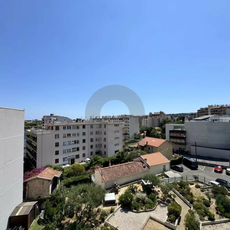 LOCATION ROQUEBRUNE 2 PIÈCES GRANDE TERRASSE PARKING
