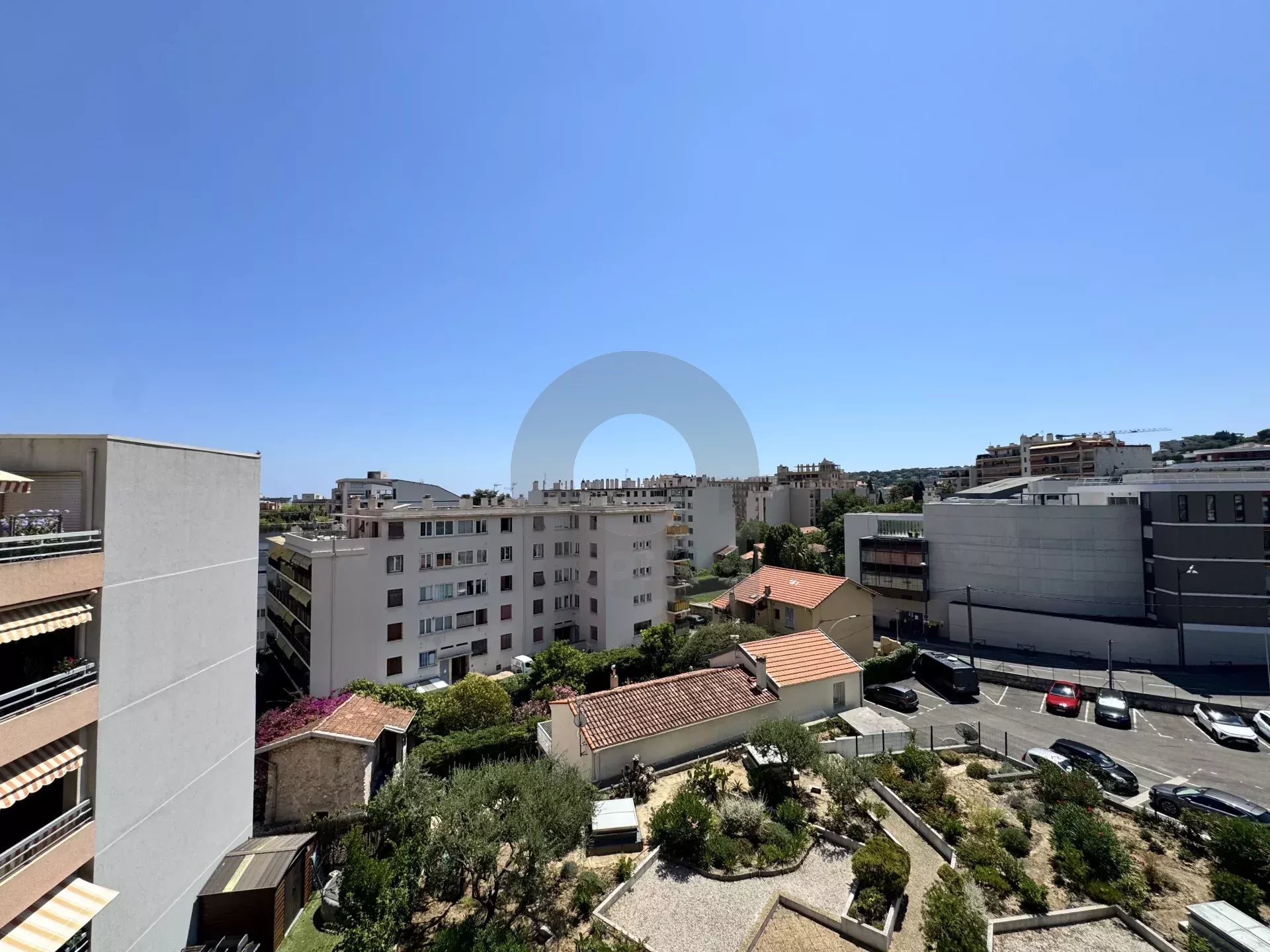 LOCATION ROQUEBRUNE 2 PIÈCES GRANDE TERRASSE PARKING