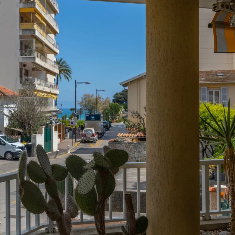 ROQUEBRUNE CAP-MARTIN – APPARTEMENT TROIS PIECES AVEC GRANDE TERRASSE, DEPENDANCE, CAVE ET PARKING
