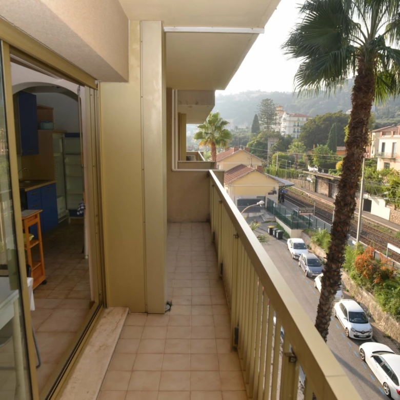 Joli 2P avec balcon vue collines résidence bord de  mer avec piscine