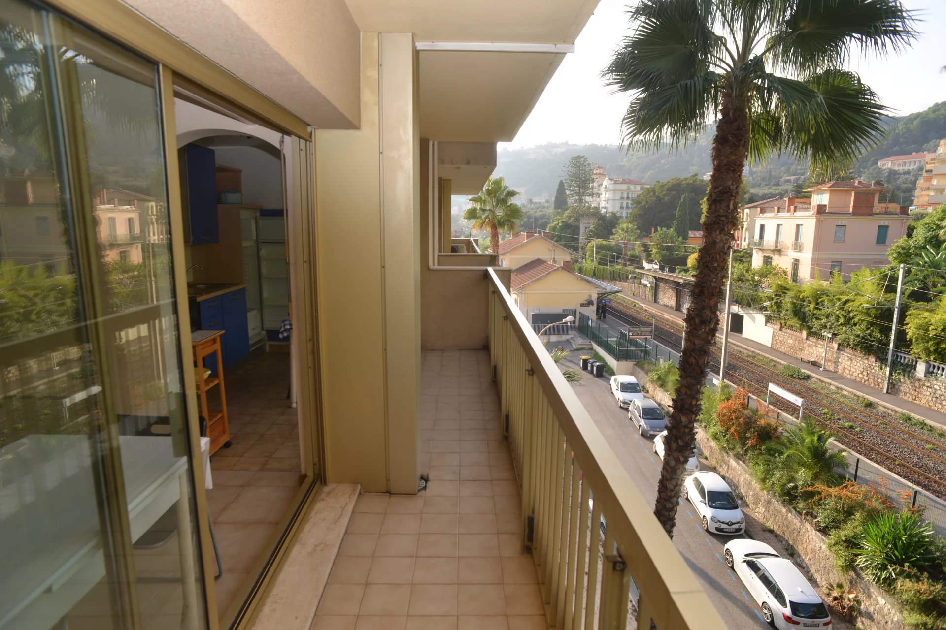 Joli 2P avec balcon vue collines résidence bord de  mer avec piscine