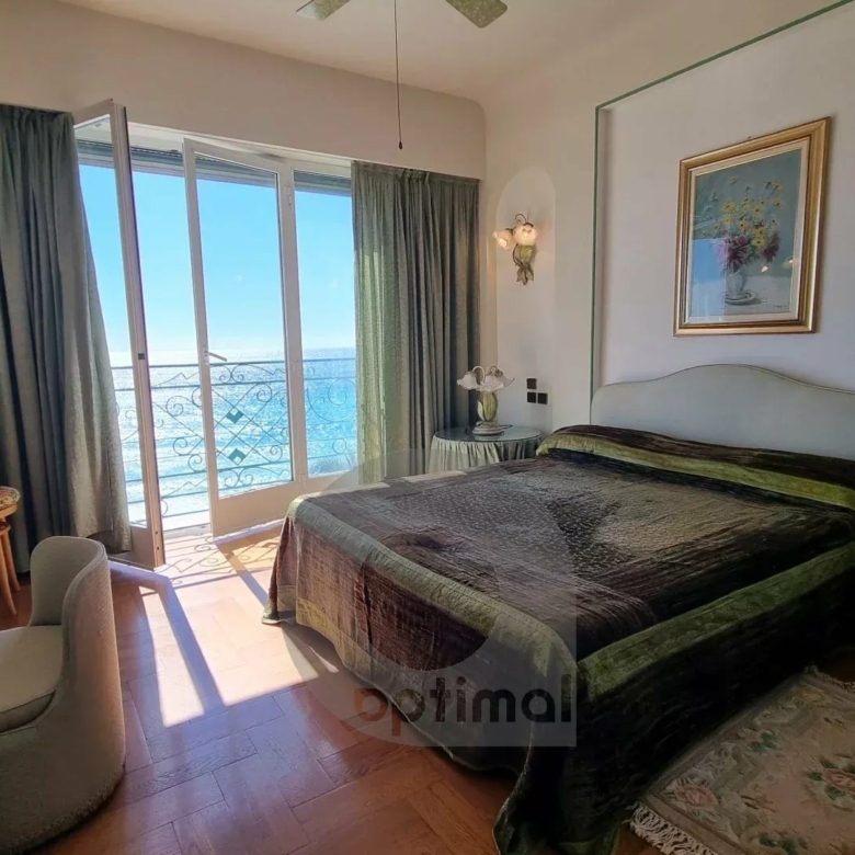 Menton – Bord et face mer,  appartement vue mer exceptionnelle.