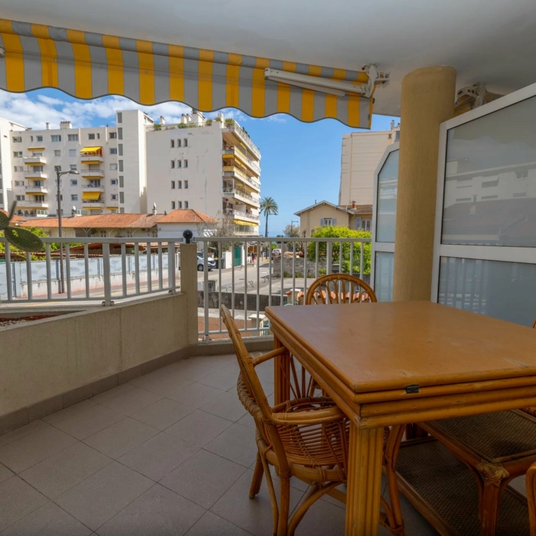 ROQUEBRUNE CAP-MARTIN – APPARTEMENT TROIS PIECES AVEC GRANDE TERRASSE, DEPENDANCE, CAVE ET PARKING