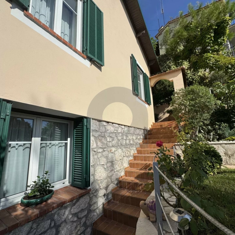 VILLA ROQUEBRUNE VUE MER EXCELLENT ÉTAT TERRASSE JARDIN GARAGE
