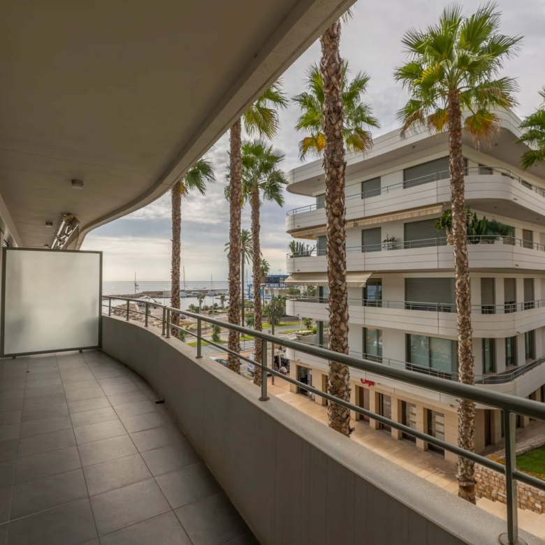 Menton Garavan, bord de mer,  résidence de standing