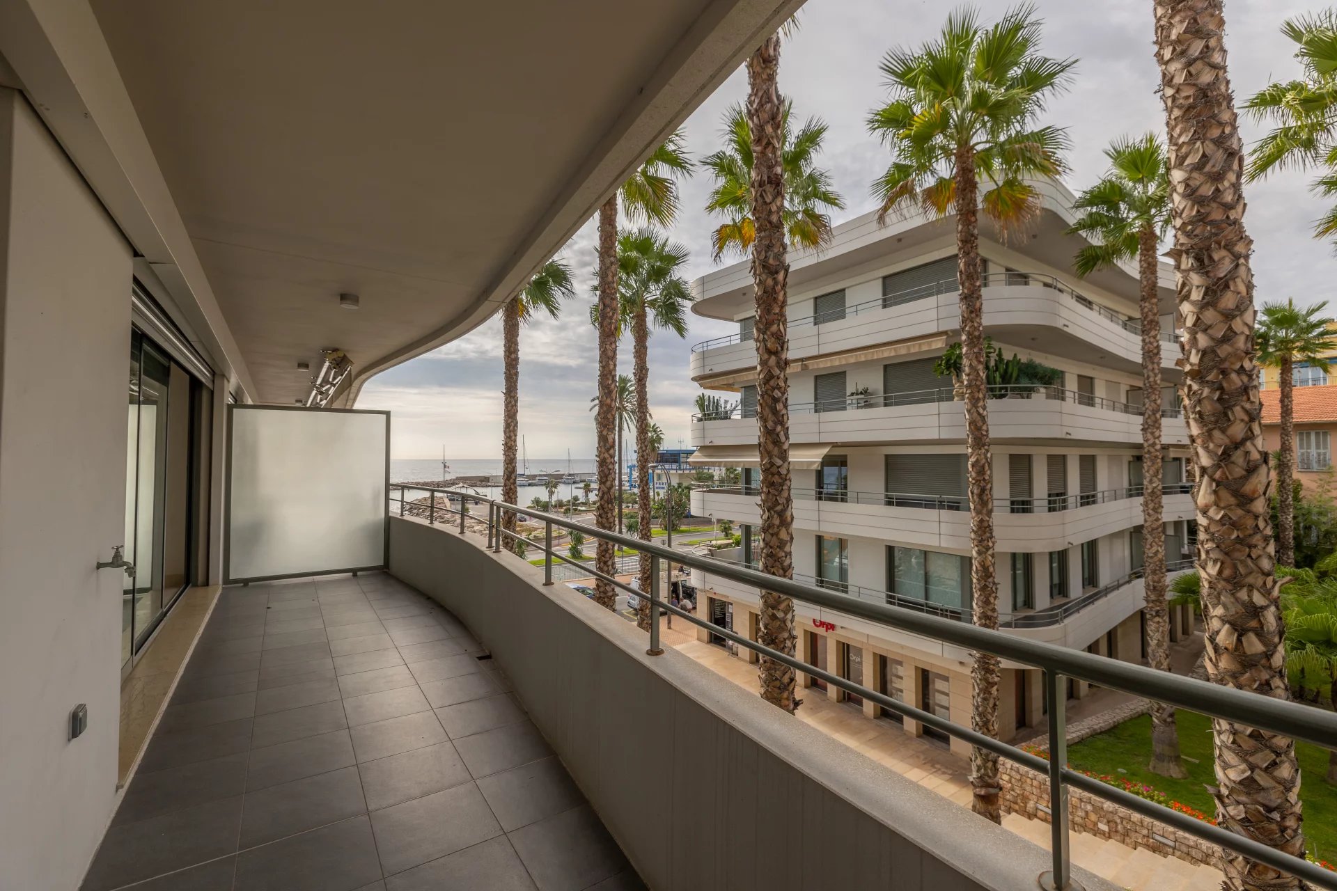 Menton Garavan, bord de mer,  résidence de standing