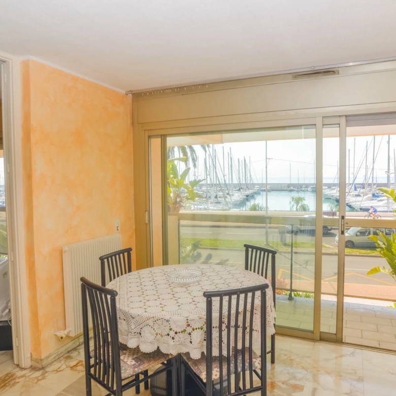 Menton – appartement trois pièces front de mer à Garavan