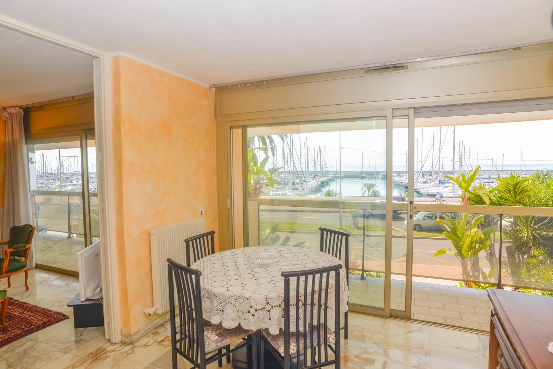 Menton – appartement trois pièces front de mer à Garavan