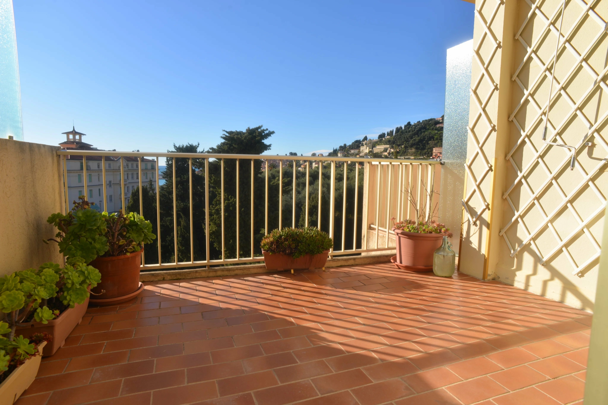 MENTON GARAVAN – 3 pièces dernier étage avec terrasse vue mer cave et garage