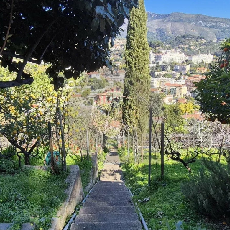 Élégante Villa avec Vue Panoramique – Menton, Quartier Résidentiel