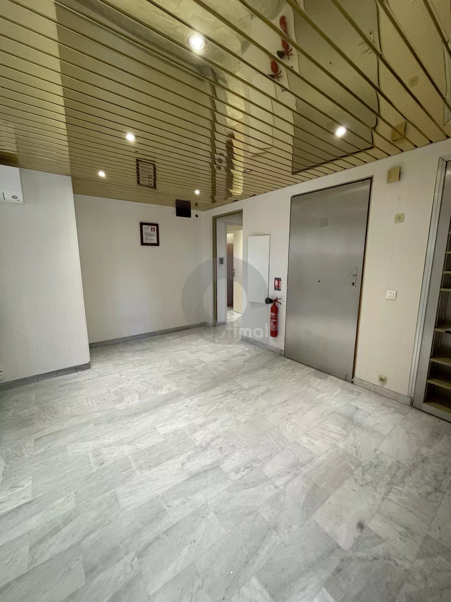 Menton secteur gare sncf : à louer local commercial en rdc