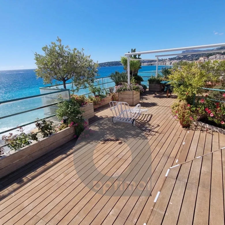 Menton – Bord et face mer, deux appartements d’exception avec solarium panoramique, vue mer et montagne exceptionnelle.