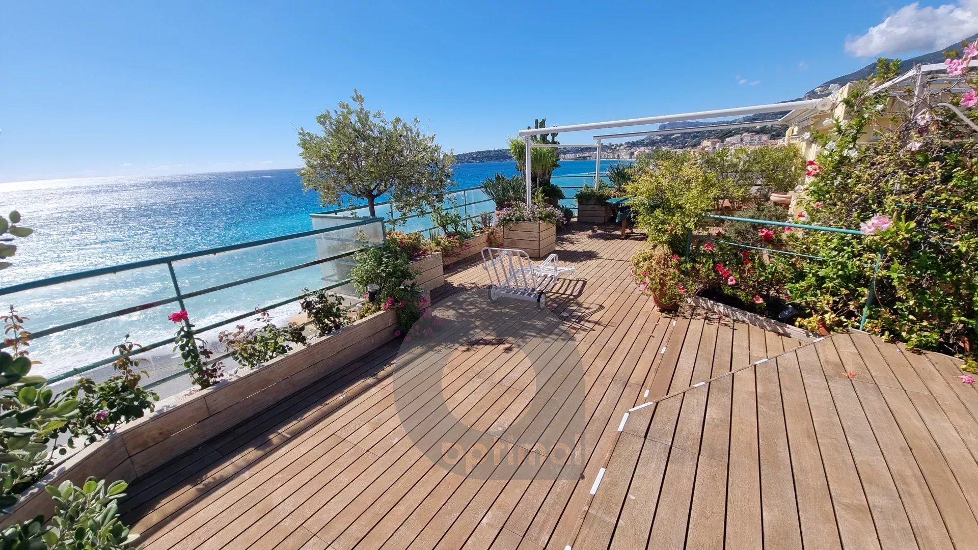 Menton – Bord et face mer, deux appartements d’exception avec solarium panoramique, vue mer et montagne exceptionnelle.