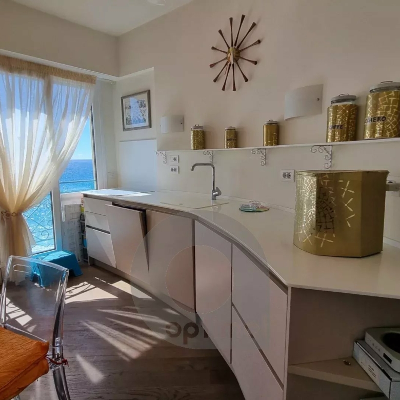 Menton – Bord et face mer, deux appartements d’exception avec solarium panoramique, vue mer et montagne exceptionnelle.