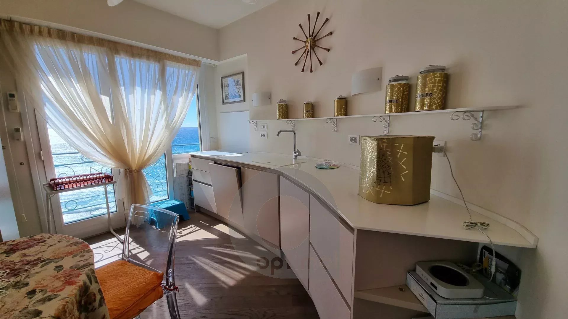 Menton – Bord et face mer, deux appartements d’exception avec solarium panoramique, vue mer et montagne exceptionnelle.