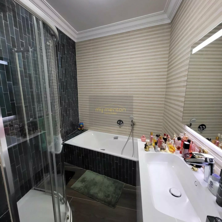 Appartement d’exception – Dernier étage, balcons et vue mer – Menton Centre
