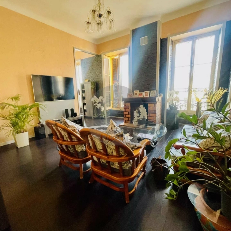 SUPERBE APPARTEMENT DE 5 PIECES – centre ville