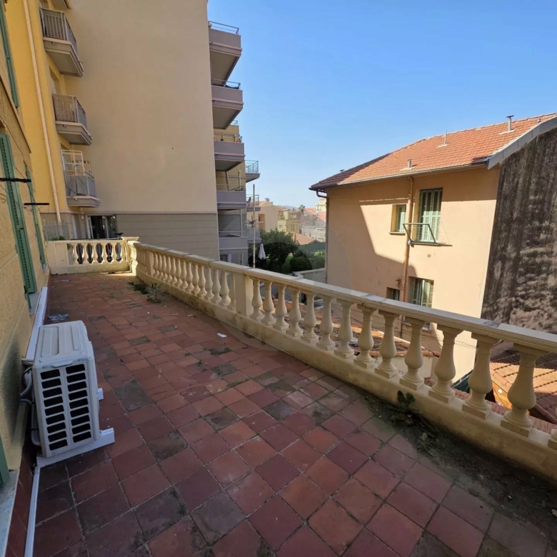 APPARTEMENT TROIS PIECES TERRASSE MENTON PROCHE CENTRE