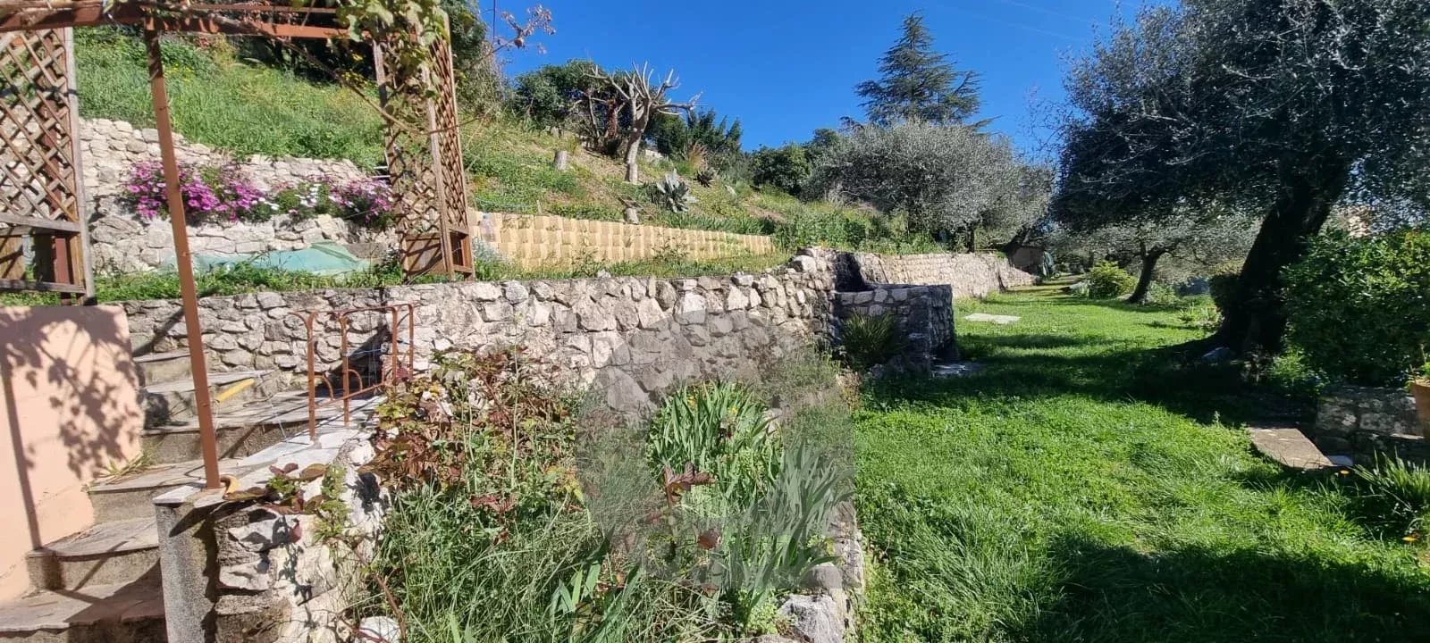 Propriété CASTELLAR villa 188 m² bassin terrain vue mer