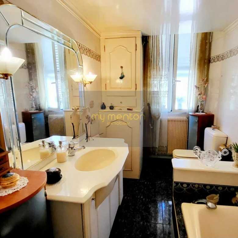 MENTON CENTRE ;  Appartement Bourgeois Front de mer