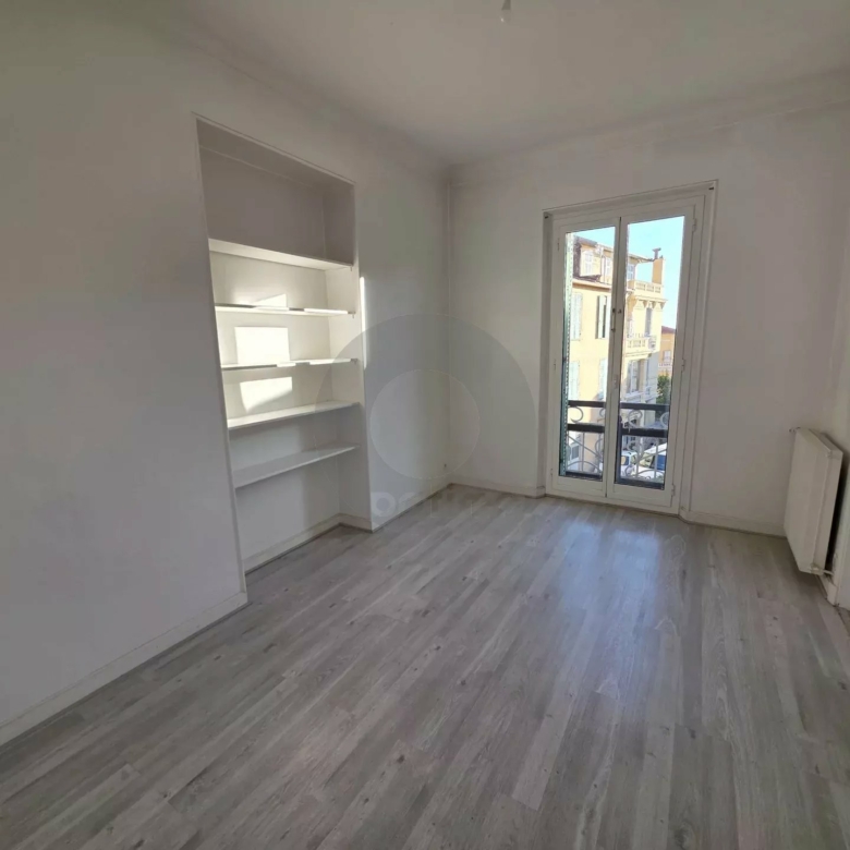 GRAND APPARTEMENT DE CINQ PIECES MENTON PROCHE CENTRE VILLE