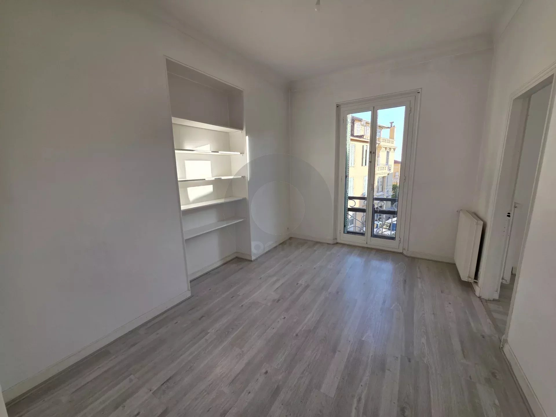 GRAND APPARTEMENT DE CINQ PIECES MENTON PROCHE CENTRE VILLE