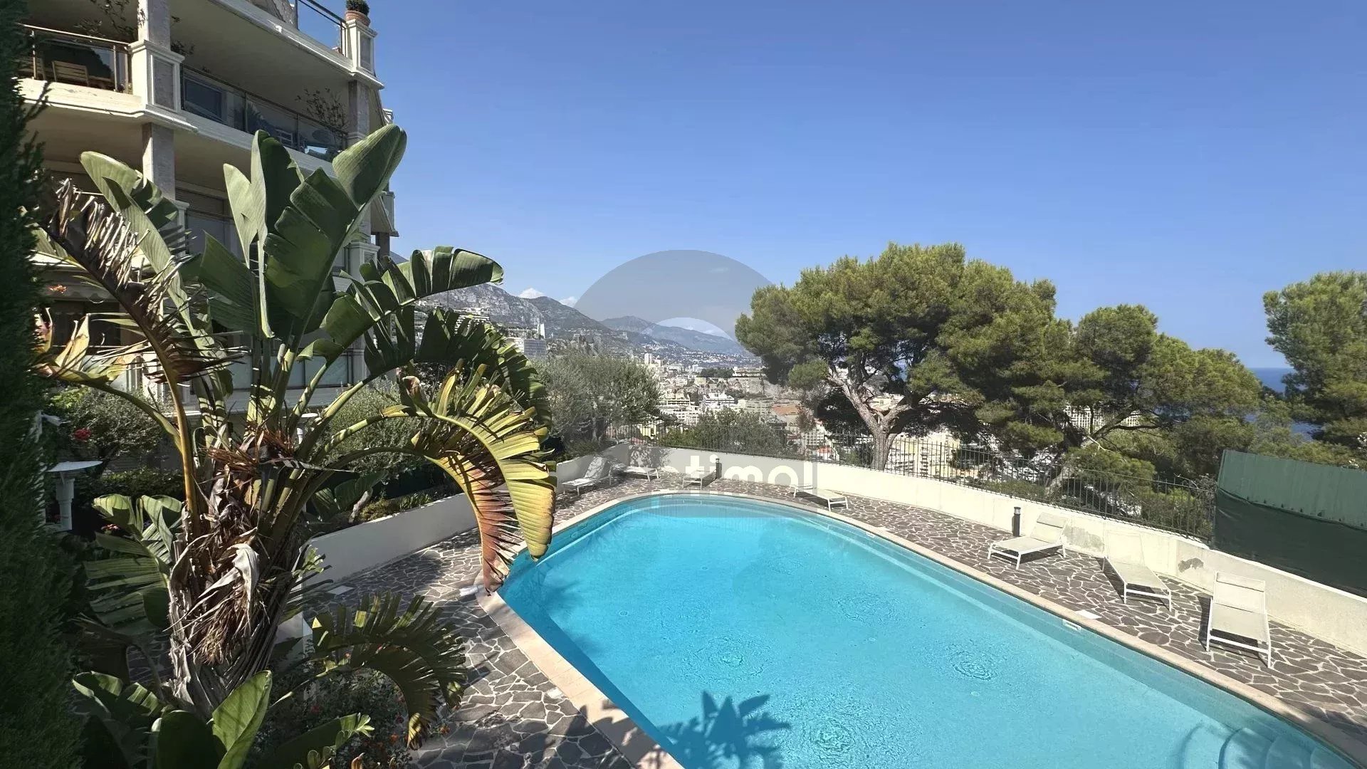 CAP-D’AIL: A deux pas de MONACO bel appartement 2 pièces avec piscine dans résidence de grand standing