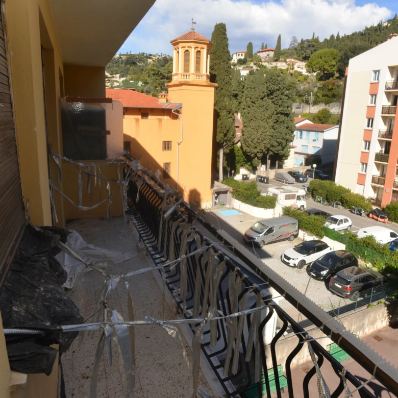 MENTON Garavan deux piéces avec balcon vue collines