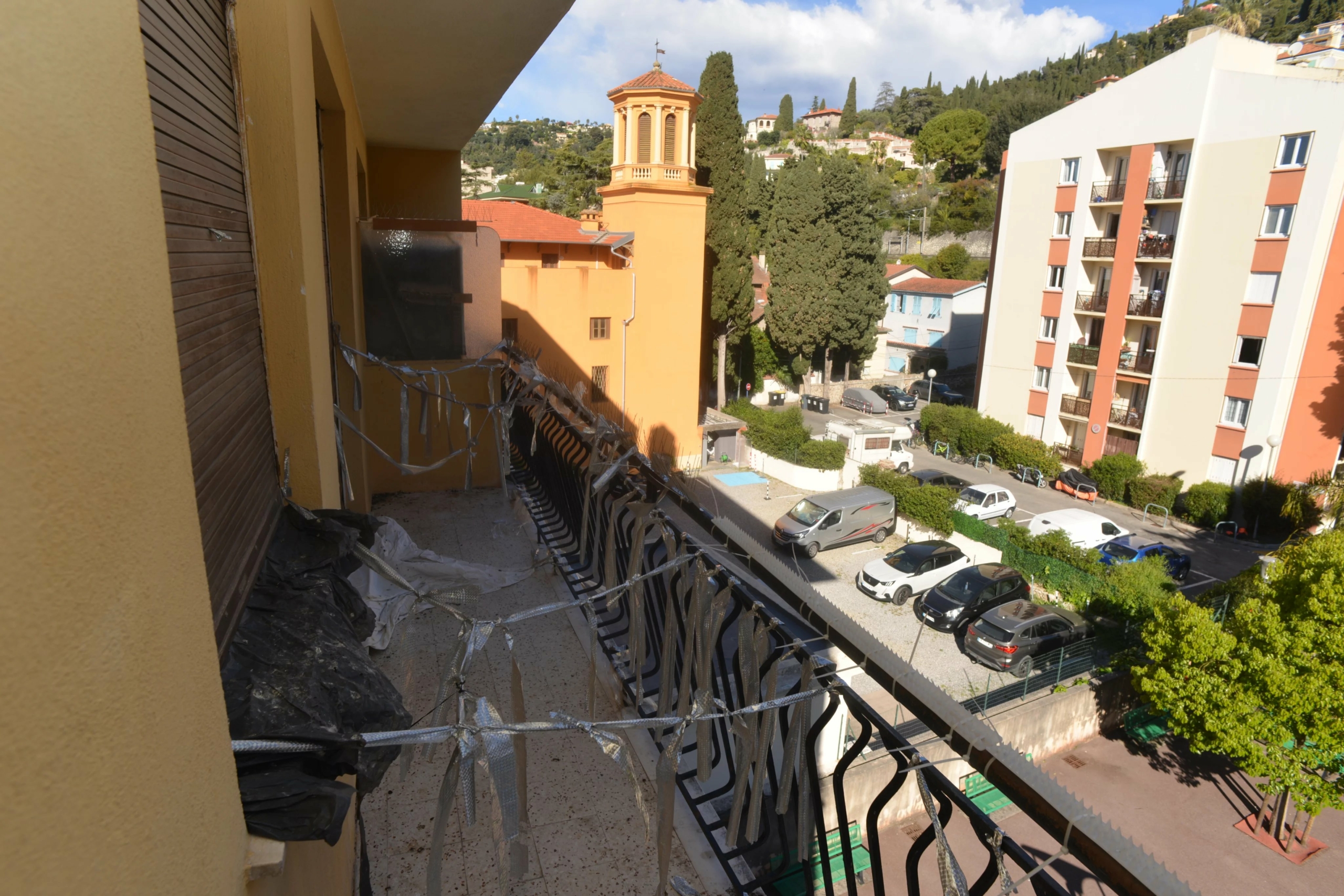 MENTON Garavan deux piéces avec balcon vue collines
