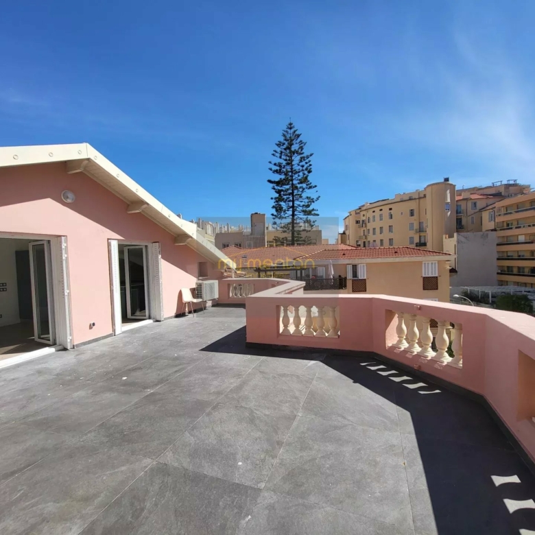Menton centre – Dernier étage avec grande terrasse plein soleil