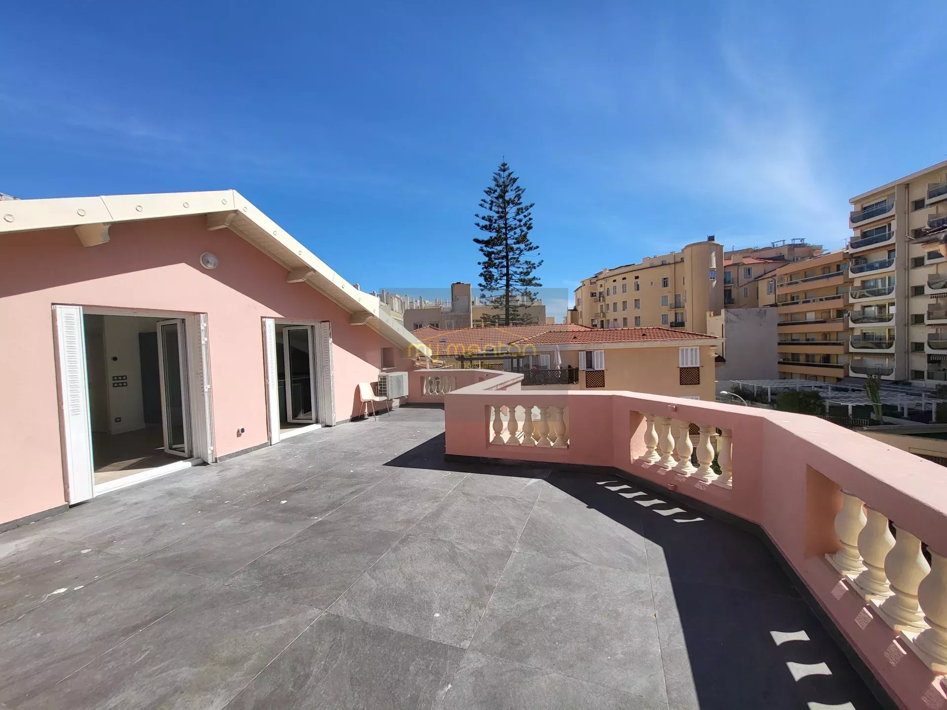 497db9d85794a3a2f18046e4e5db90eb_a2f06af0d7_1920-original-174733-0.jpg Menton centre – Dernier étage avec grande terrasse plein soleil