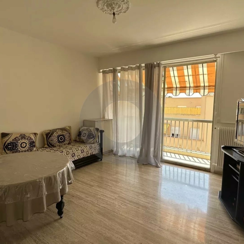 MENTON GARE ROUTIERE: SPACIEUX DEUX PIECES ETAGE ELEVE + CAVE