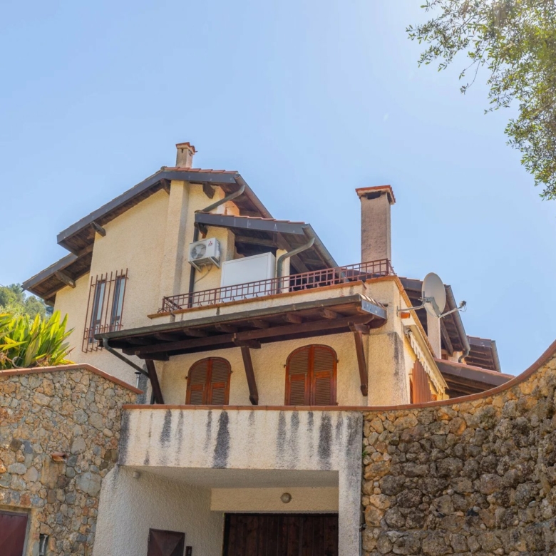 Charmante villa à San Lorenzo avec vue panoramique sur la mer et les montagnes