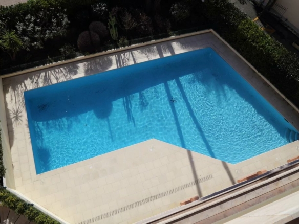 Joli 2P avec balcon vue collines résidence bord de  mer avec piscine