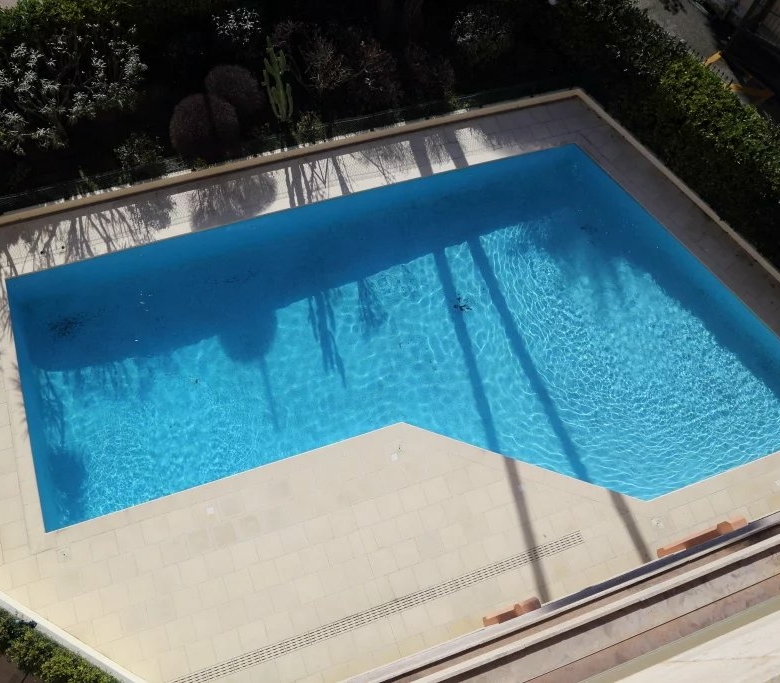 Joli 2P avec balcon vue collines résidence bord de  mer avec piscine