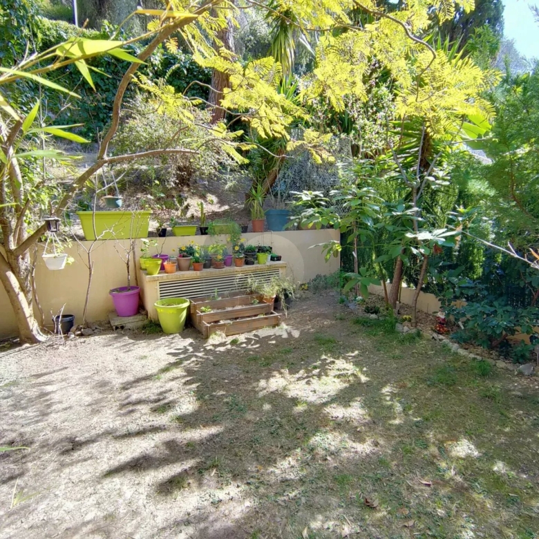 Menton T1 avec jardin au calme proche centre de Carnoles